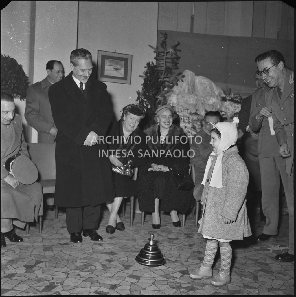 Il ministro delle Finanze Roberto Tremelloni (a sinistra) presenzia alla consegna dei regali ai figli dei finanzieri nella caserma della Guardia di Finanza di via Melchiorre Gioia a Milano<br>240246