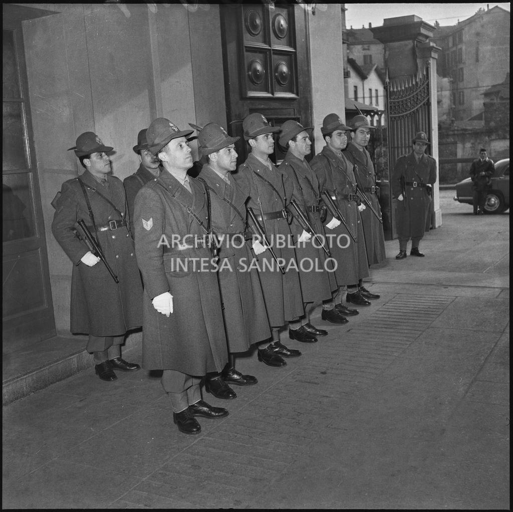 Finanzieri della caserma della Guardia di Finanza di via Melchiorre Gioia a Milano in attesa del ministro delle Finanze Roberto Tremelloni<br>240247