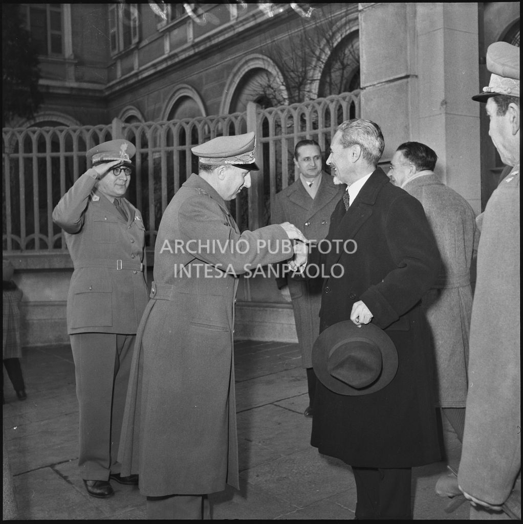 Arrivo del ministro delle Finanze Roberto Tremelloni alla caserma della Guardia di Finanza di via Melchiorre Gioia a Milano per la consegna dei regali ai figli dei finanzieri<br>240248