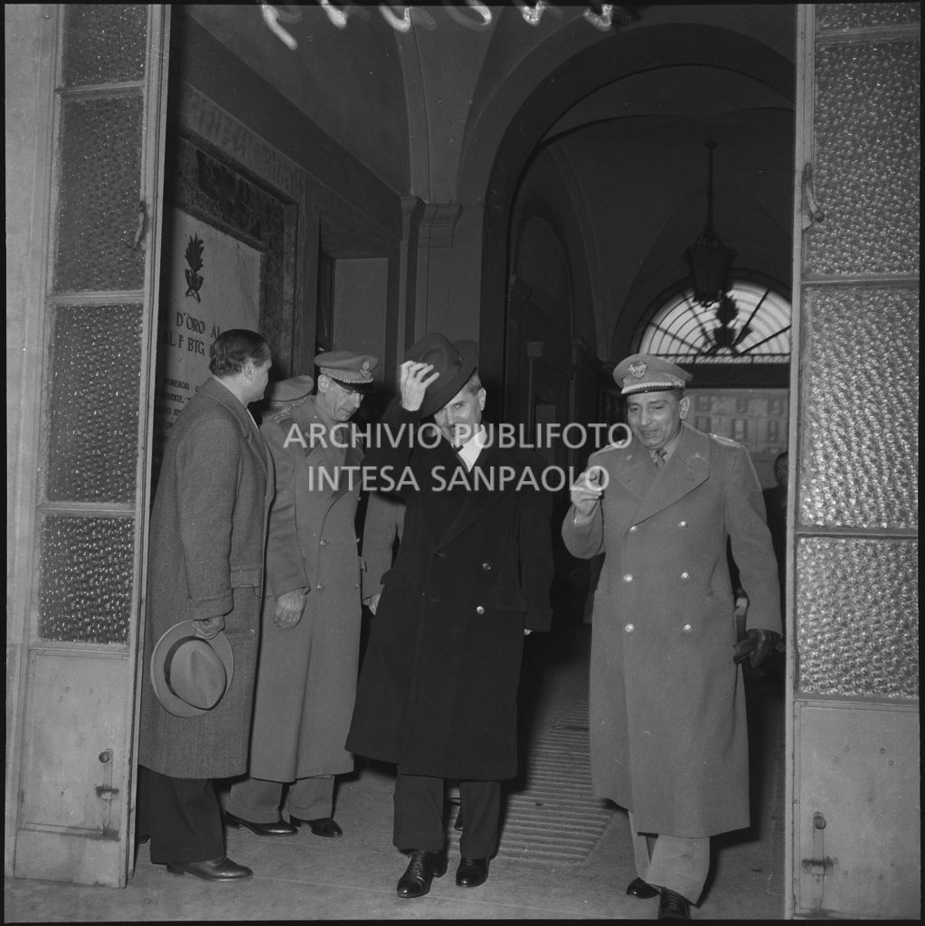 Arrivo del ministro delle Finanze Roberto Tremelloni alla caserma della Guardia di Finanza di via Melchiorre Gioia a Milano per la consegna dei regali ai figli dei finanzieri<br>240249