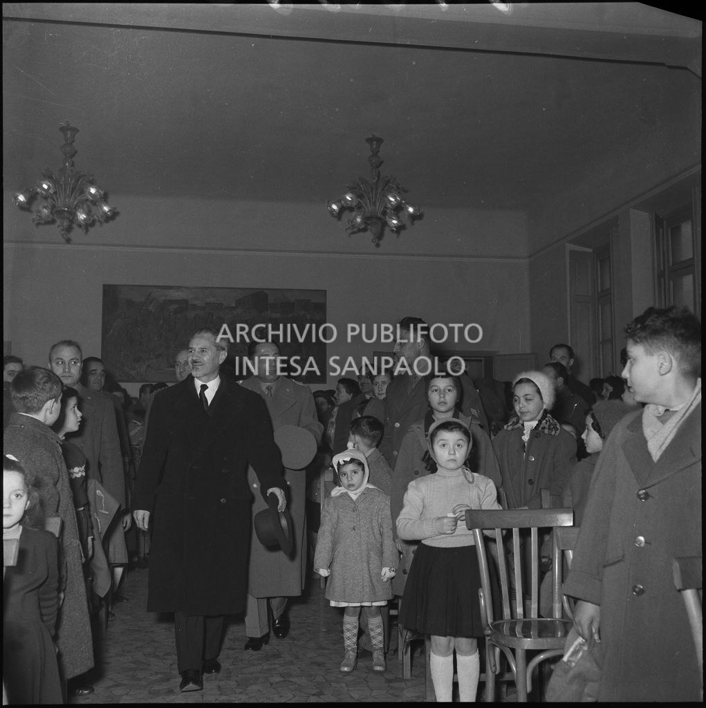 Arrivo del ministro delle Finanze Roberto Tremelloni alla caserma della Guardia di Finanza di via Melchiorre Gioia a Milano per la consegna dei regali ai figli dei finanzieri<br>240250