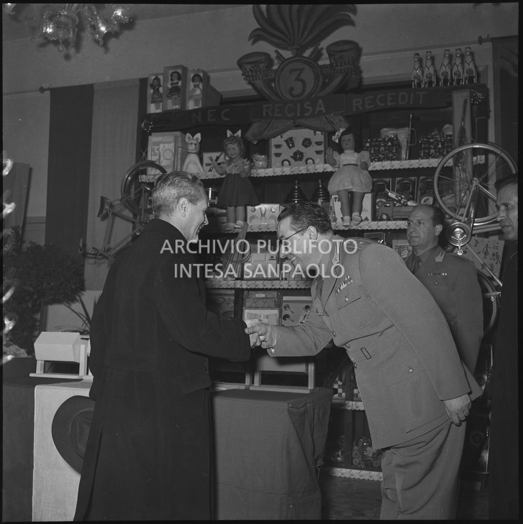 Il ministro delle Finanze Roberto Tremelloni nella caserma della Guardia di Finanza di via Melchiorre Gioia a Milano per la consegna dei regali ai figli dei finanzieri<br>240251