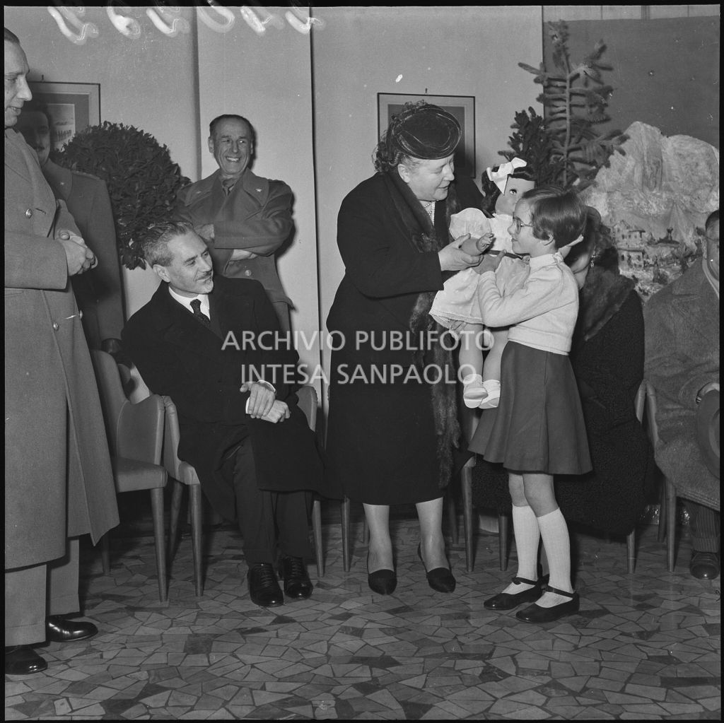 Il ministro delle Finanze Roberto Tremelloni (a sinistra) presenzia alla consegna dei regali ai figli dei finanzieri nella caserma della Guardia di Finanza di via Melchiorre Gioia a Milano<br>240252