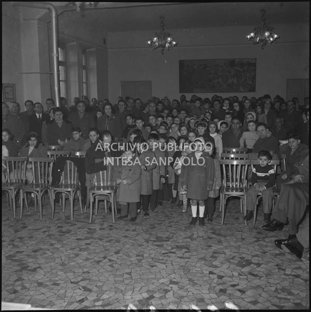 Figli dei finanzieri in attesa di ricevere i regali nella caserma della Guardia di Finanza di via Melchiorre Gioia a Milano<br>240253