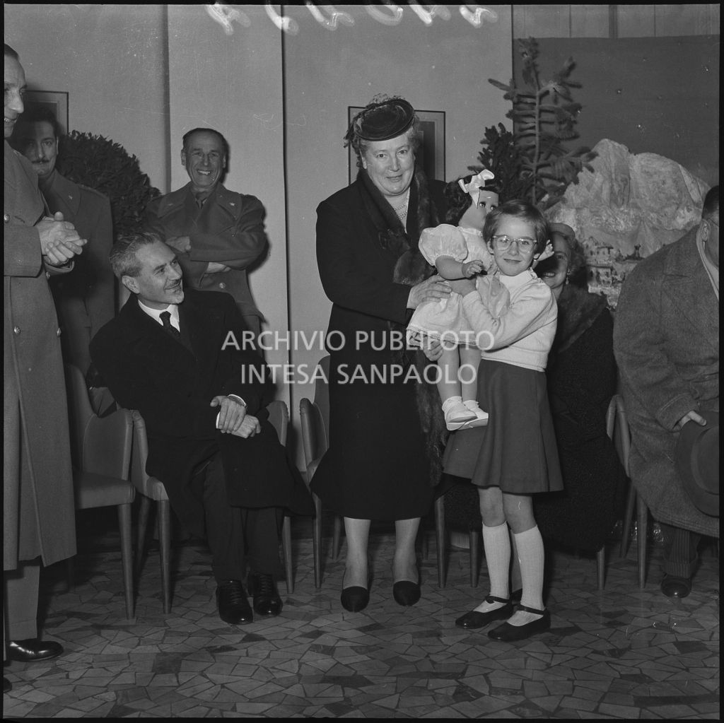 Il ministro delle Finanze Roberto Tremelloni (a sinistra) presenzia alla consegna dei regali ai figli dei finanzieri nella caserma della Guardia di Finanza di via Melchiorre Gioia a Milano<br>240254