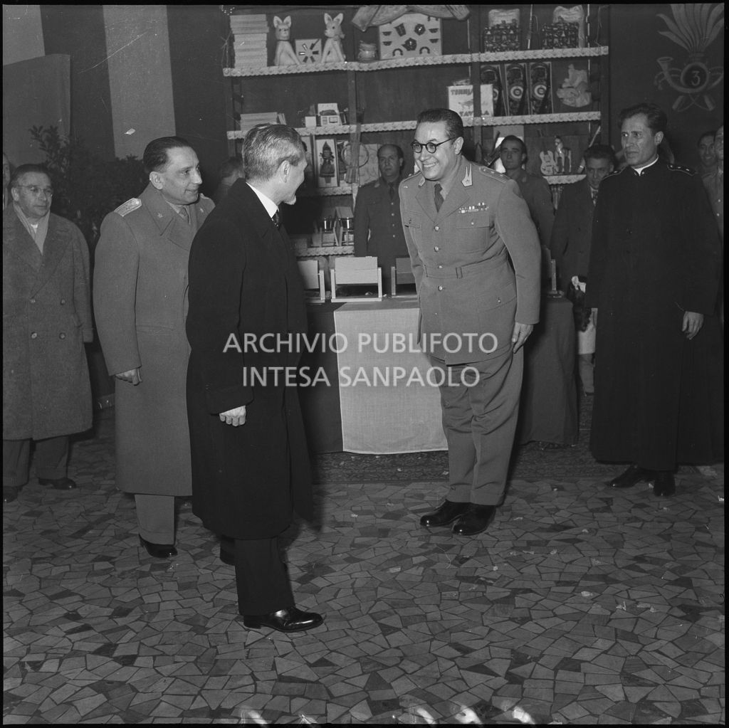 Il ministro delle Finanze Roberto Tremelloni (a sinistra) nella caserma della Guardia di Finanza di via Melchiorre Gioia a Milano per la consegna dei regali ai figli dei finanzieri<br>240255