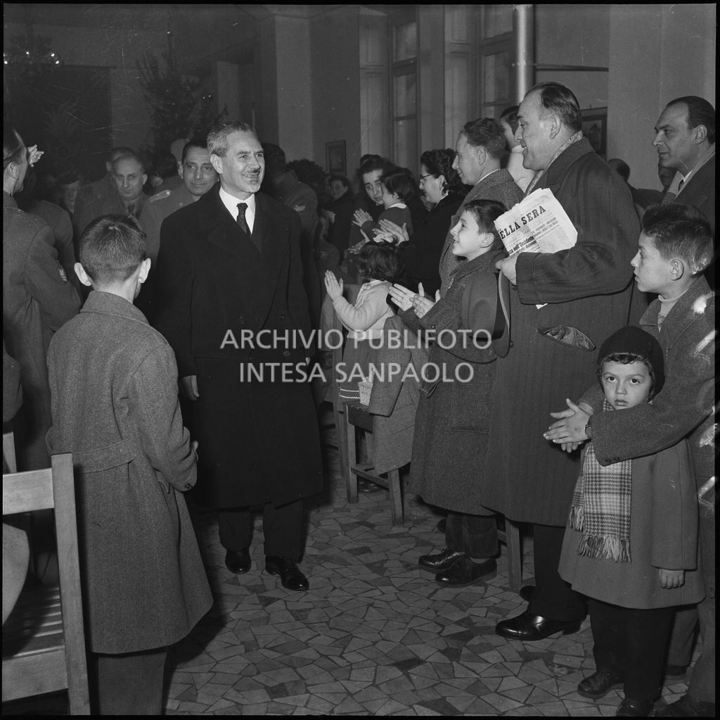 Arrivo del ministro delle Finanze Roberto Tremelloni alla caserma della Guardia di Finanza di via Melchiorre Gioia a Milano per la consegna dei regali ai figli dei finanzieri<br>240256