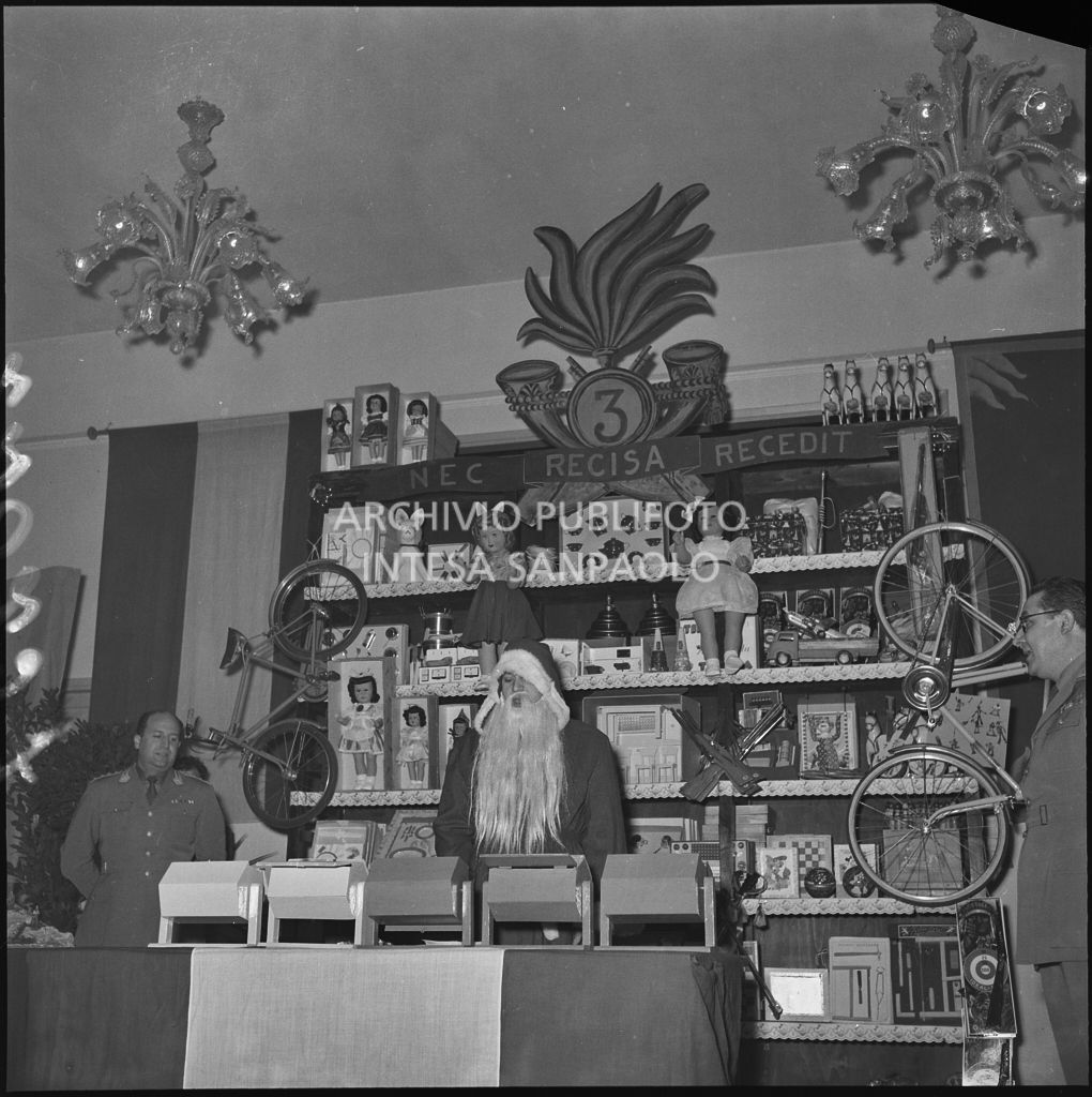 Estrazione dei regali per i figli dei finanzieri nella caserma della Guardia di Finanza di via Melchiorre Gioia a Milano<br>240257