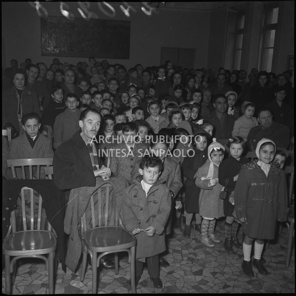 Figli dei finanzieri in attesa di ricevere i regali nella caserma della Guardia di Finanza di via Melchiorre Gioia a Milano<br>240258