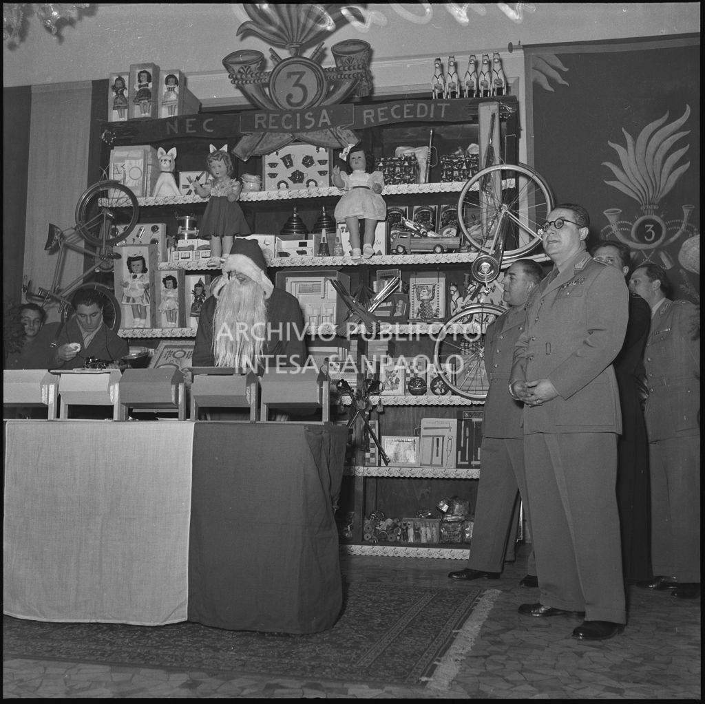 Estrazione dei regali per i figli dei finanzieri nella caserma della Guardia di Finanza di via Melchiorre Gioia a Milano<br>240260