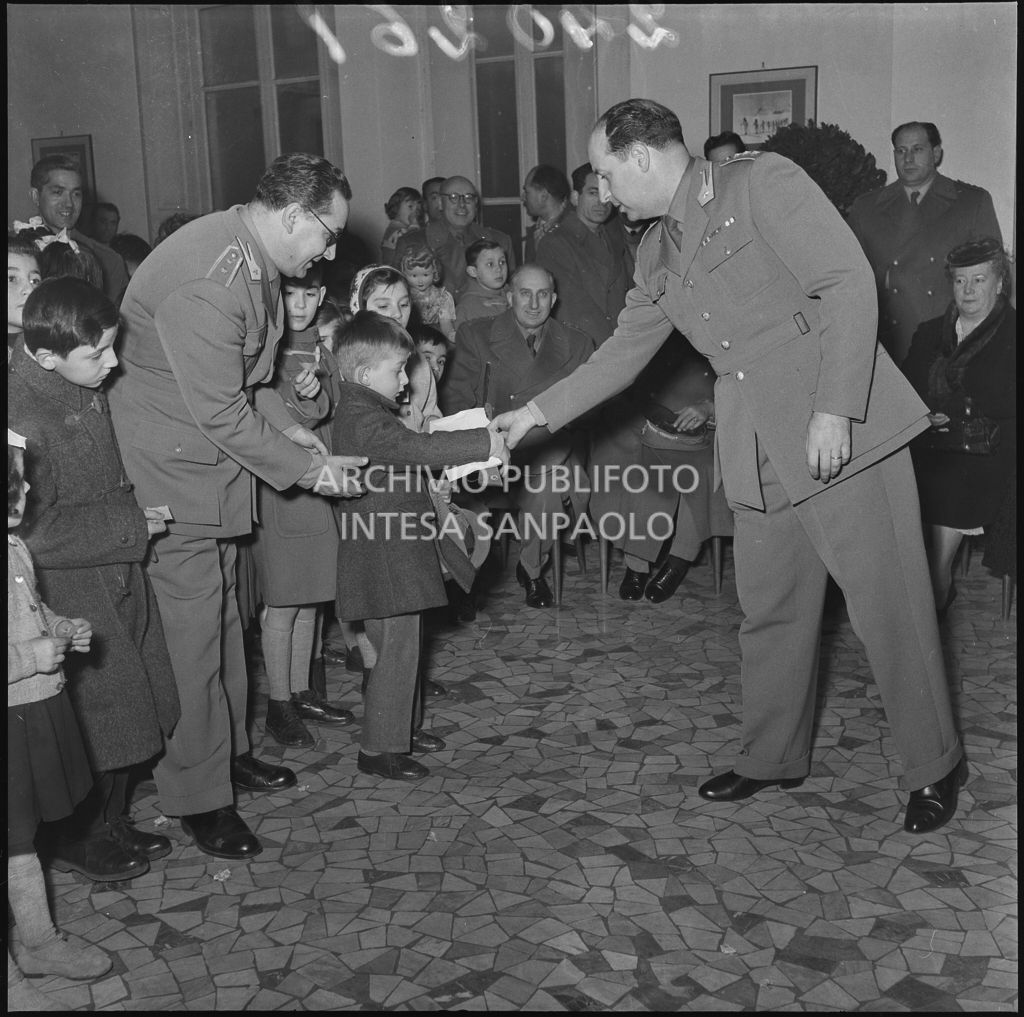 Consegna di un regalo al figlio di un finanziere nella caserma della Guardia di Finanza di via Melchiorre Gioia a Milano<br>240261