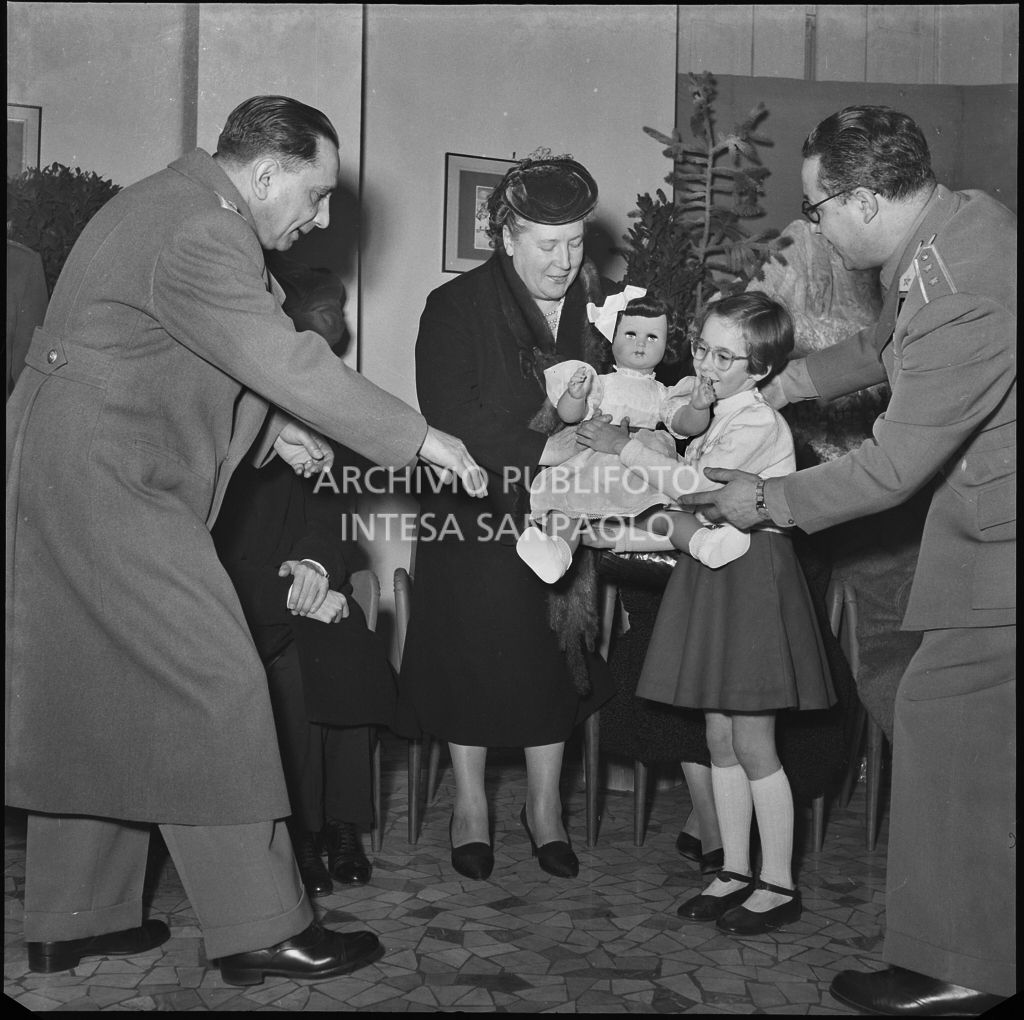 Consegna di un regalo alla figlia di un finanziere nella caserma della Guardia di Finanza di via Melchiorre Gioia a Milano<br>240262