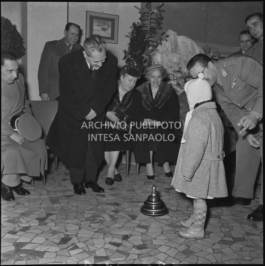 Il ministro delle Finanze Roberto Tremelloni (a sinistra) presenzia alla consegna dei regali ai figli dei finanzieri nella caserma della Guardia di Finanza di via Melchiorre Gioia a Milano<br>240266