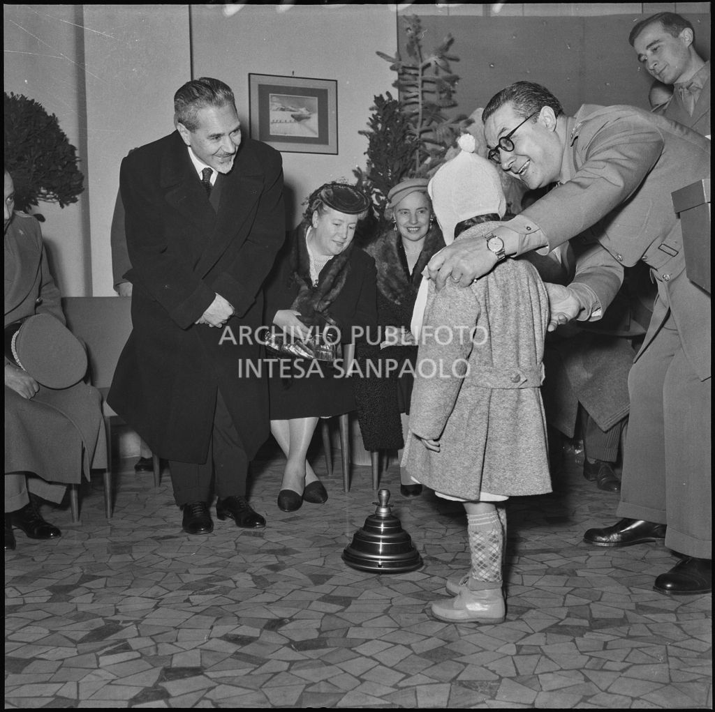 Il ministro delle Finanze Roberto Tremelloni (a sinistra) presenzia alla consegna dei regali ai figli dei finanzieri nella caserma della Guardia di Finanza di via Melchiorre Gioia a Milano<br>240267