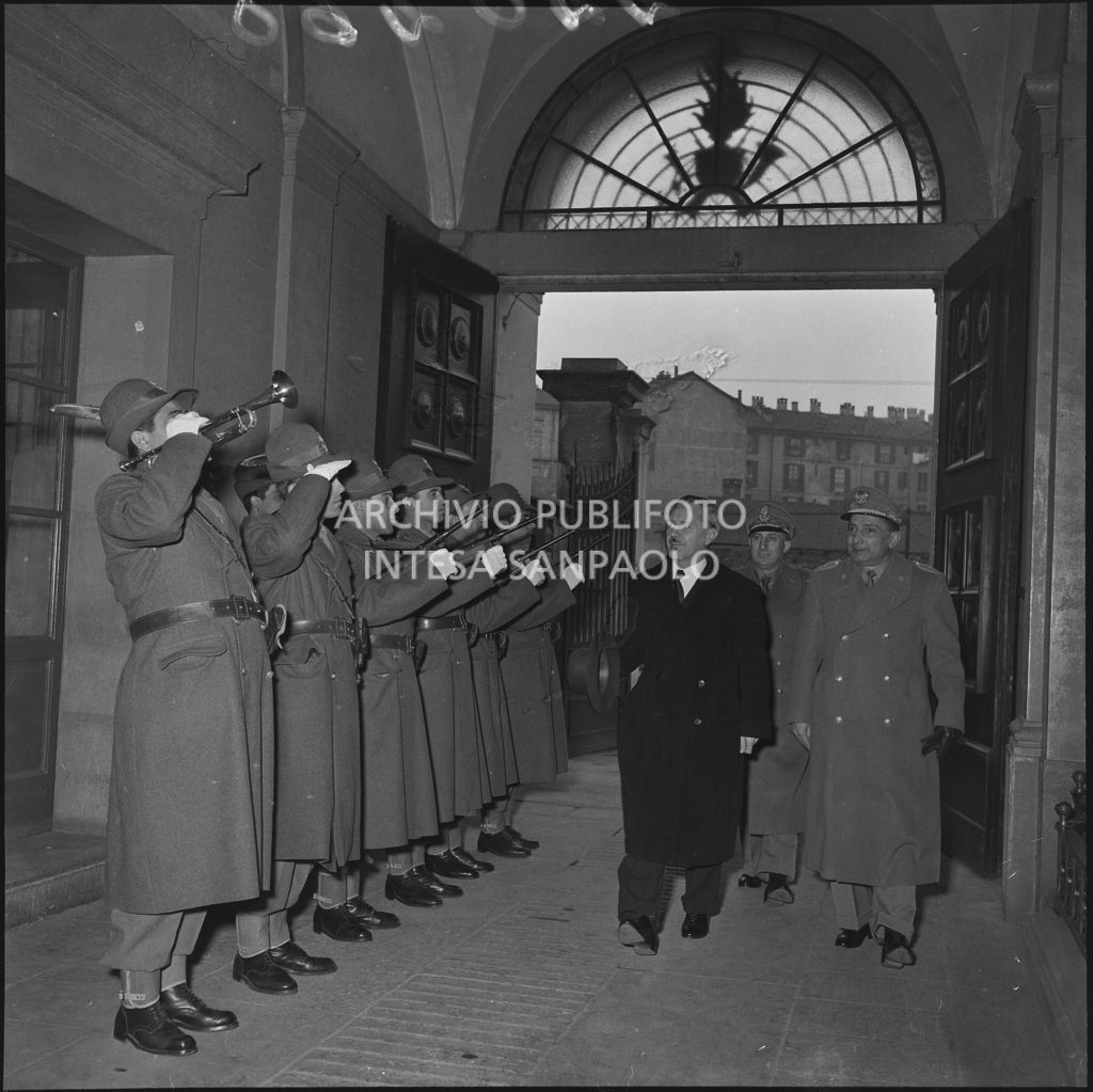 Arrivo del ministro delle Finanze Roberto Tremelloni alla caserma della Guardia di Finanza di via Melchiorre Gioia a Milano per la consegna dei regali ai figli dei finanzieri<br>240268