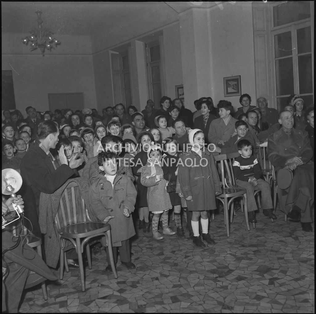 Figli dei finanzieri in attesa di ricevere i regali nella caserma della Guardia di Finanza di via Melchiorre Gioia a Milano<br>240270