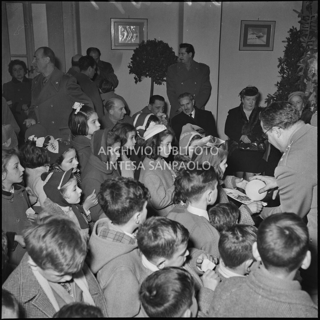 Figli dei finanzieri ricevono i regali nella caserma della Guardia di Finanza di via Melchiorre Gioia a Milano<br>240271