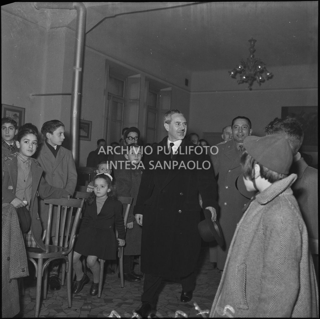 Arrivo del ministro delle Finanze Roberto Tremelloni alla caserma della Guardia di Finanza di via Melchiorre Gioia a Milano per la consegna dei regali ai figli dei finanzieri<br>240272