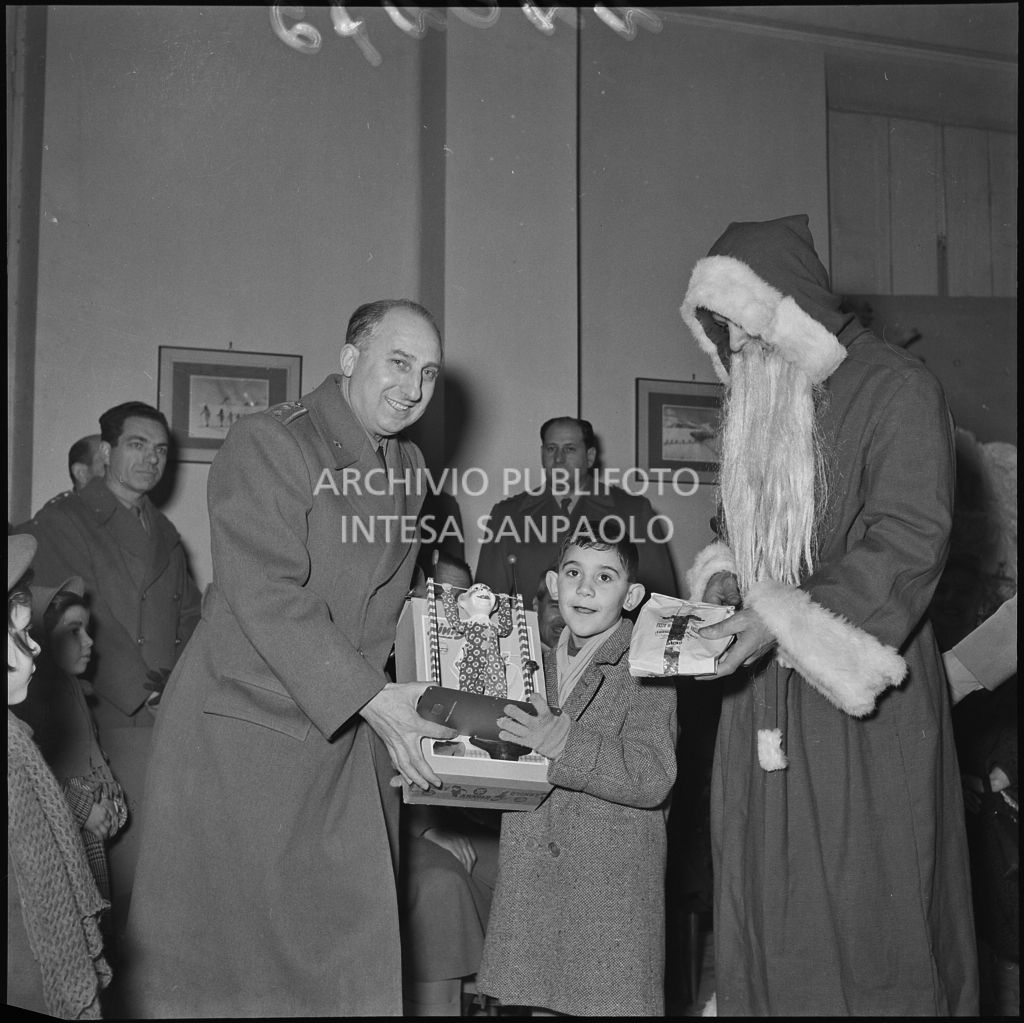 Consegna dei regali al figlio di un finanziere nella caserma della Guardia di Finanza di via Melchiorre Gioia a Milano<br>240273