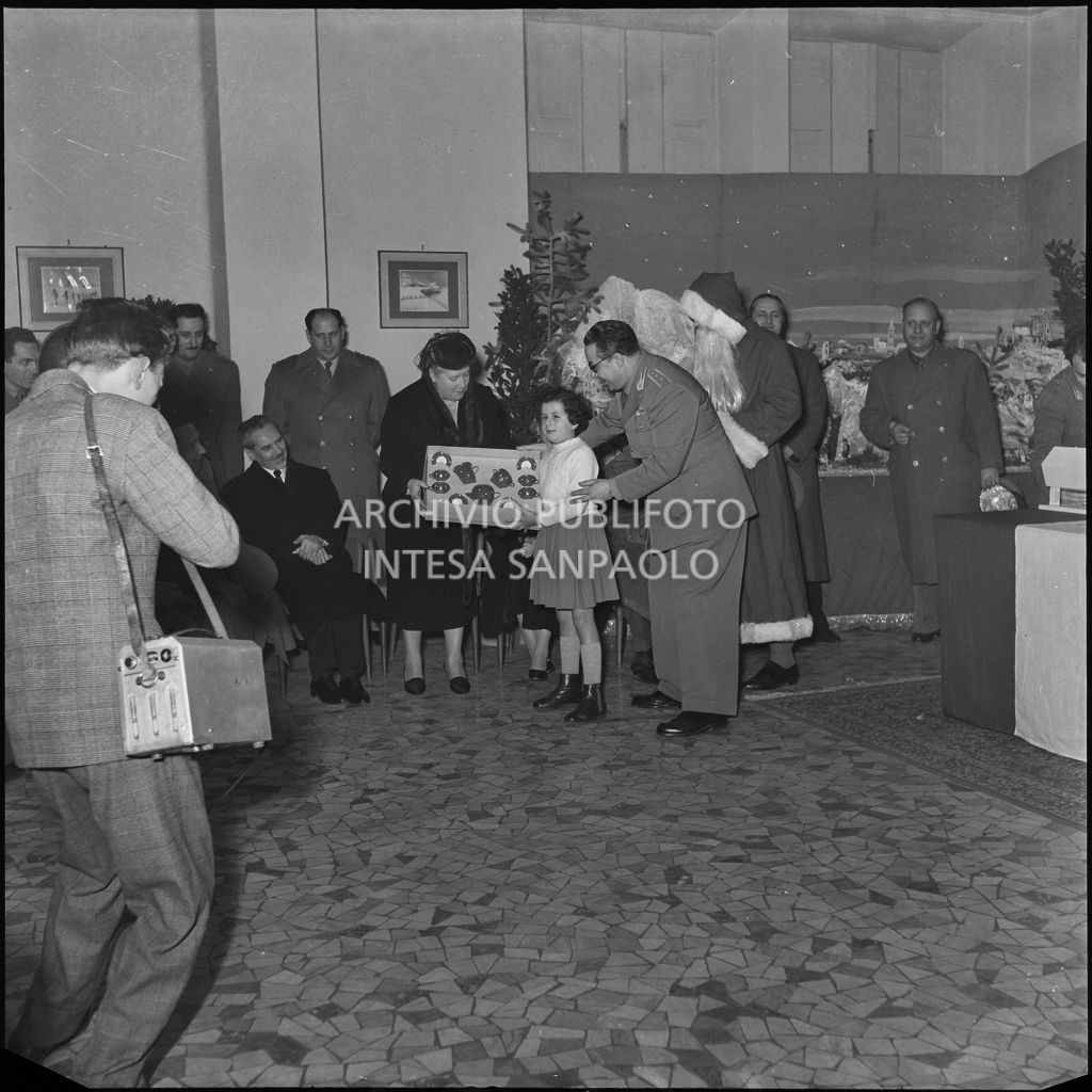 Consegna di un regalo alla figlia di un finanziere nella caserma della Guardia di Finanza di via Melchiorre Gioia a Milano<br>240277