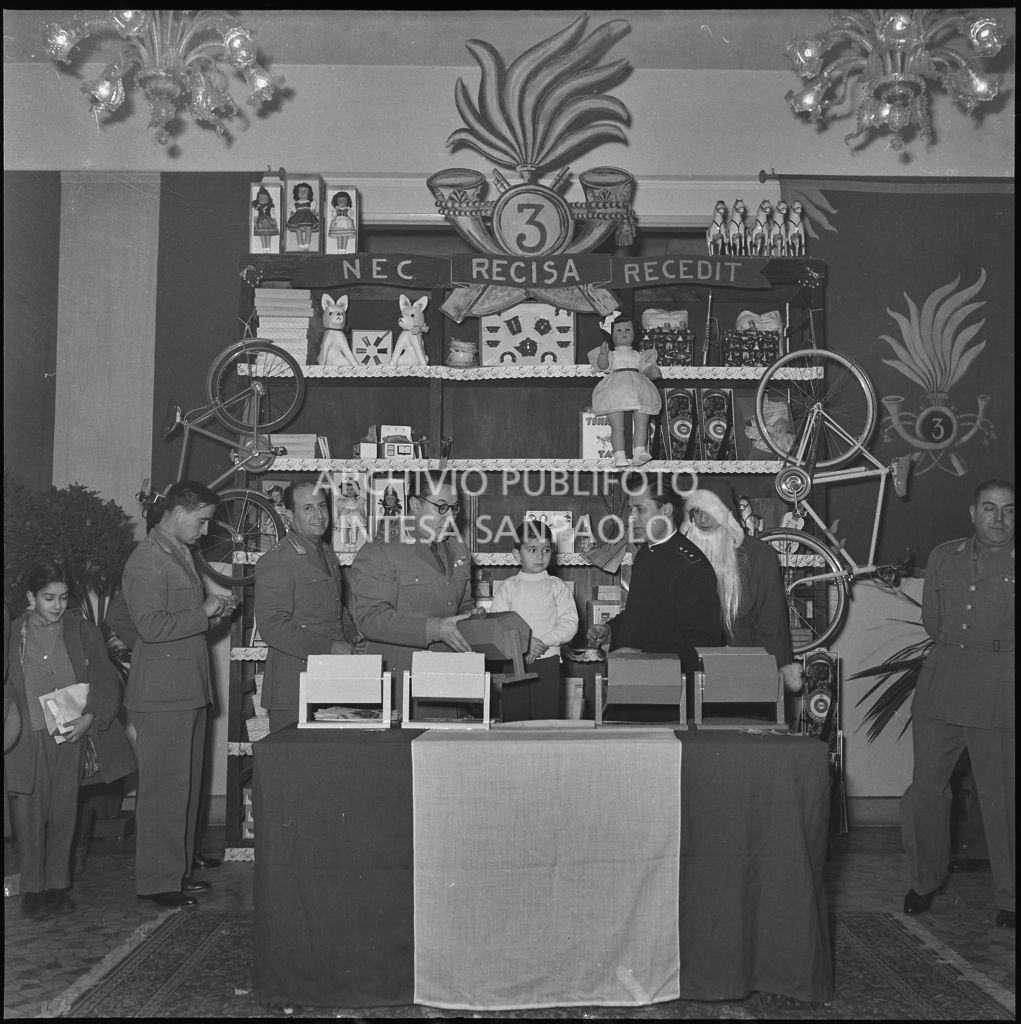 Estrazione dei regali per i figli dei finanzieri nella caserma della Guardia di Finanza di via Melchiorre Gioia a Milano<br>240278