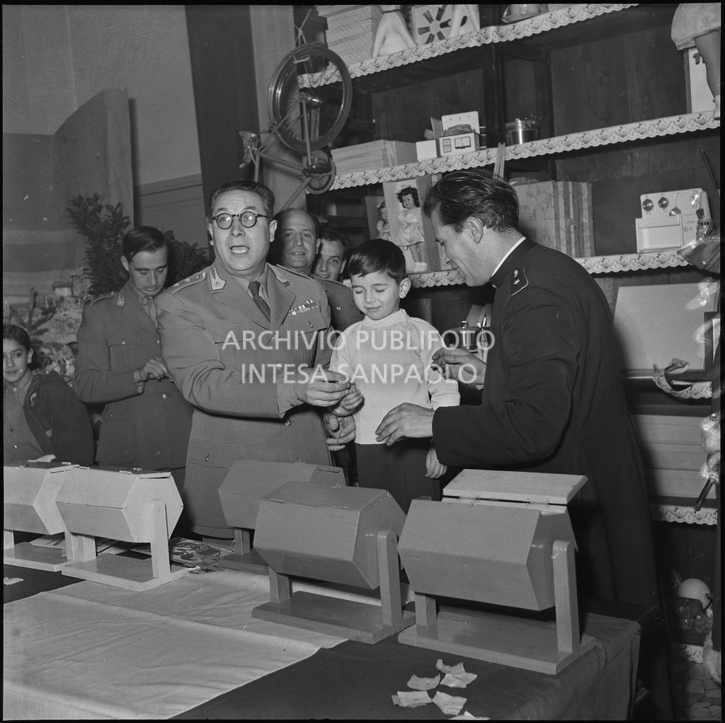 Estrazione dei regali per i figli dei finanzieri nella caserma della Guardia di Finanza di via Melchiorre Gioia a Milano<br>240279