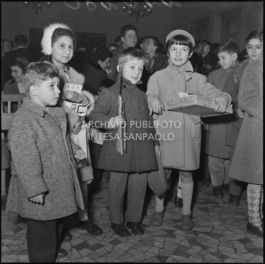 FIgli dei finanzieri con i regali ricevuti presso la caserma della Guardia di Finanza di via Melchiorre Gioia a Milano<br>240280