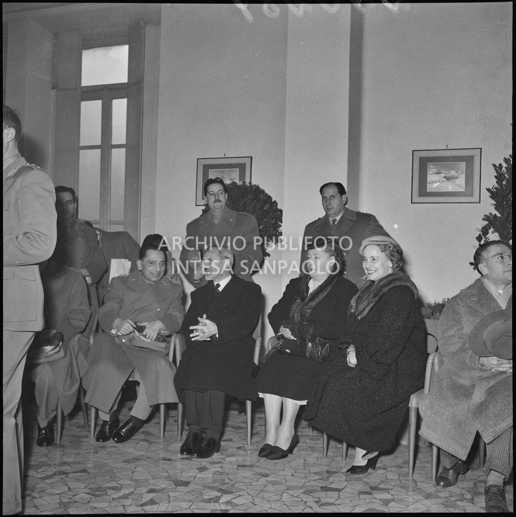 Il ministro delle Finanze Roberto Tremelloni (secondo da sinistra) presenzia alla consegna dei regali ai figli dei finanzieri nella caserma della Guardia di Finanza di via Melchiorre Gioia a Milano<br>240281