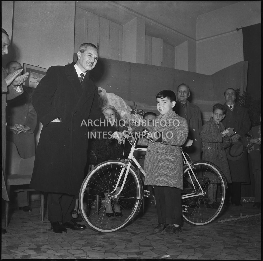 Il ministro delle Finanze Roberto Tremelloni consegna un regalo al figlio di un finanziere nella caserma della Guardia di Finanza di via Melchiorre Gioia a Milano<br>240282