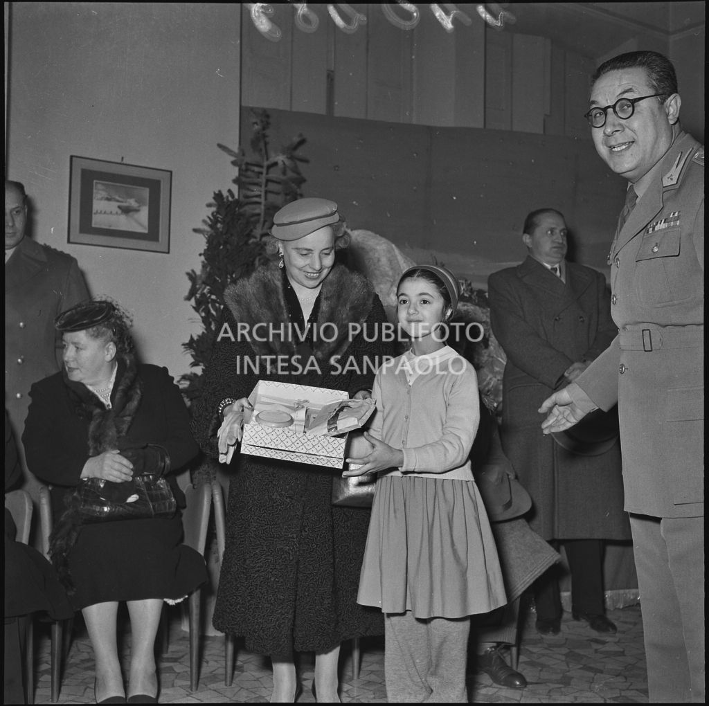 Consegna di un regalo alla figlia di un finanziere nella caserma della Guardia di Finanza di via Melchiorre Gioia a Milano<br>240283