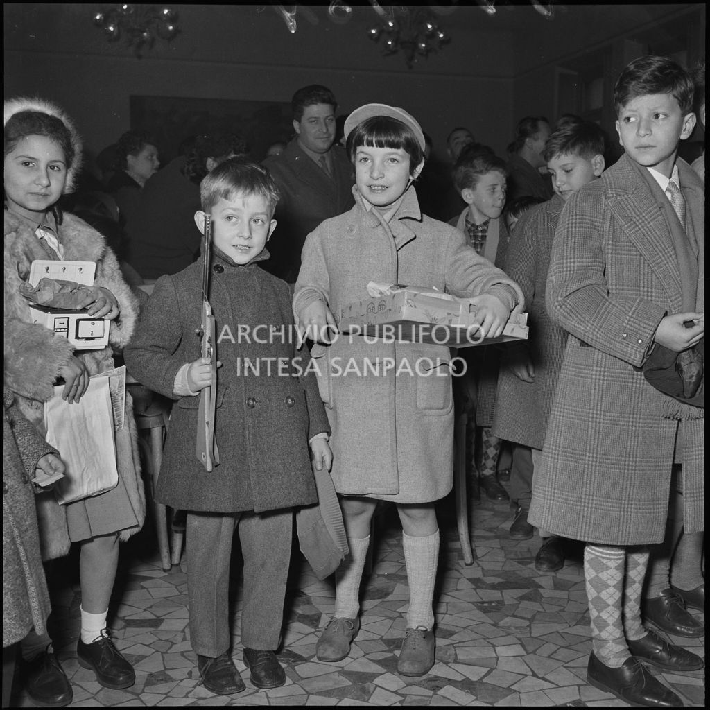 FIgli dei finanzieri con i regali ricevuti presso la caserma della Guardia di Finanza di via Melchiorre Gioia a Milano<br>240284