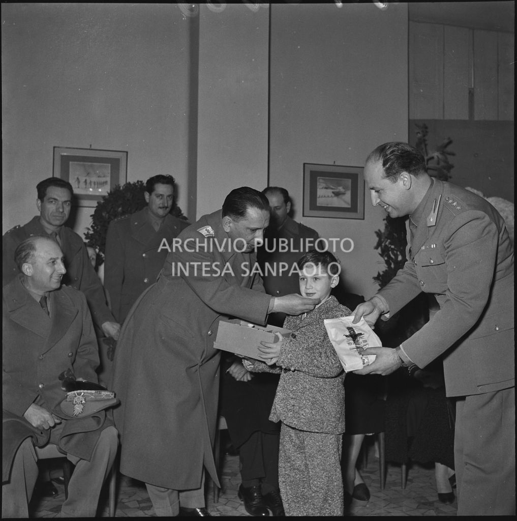 Consegna di un regalo al figlio di un finanziere nella caserma della Guardia di Finanza di via Melchiorre Gioia a Milano<br>240285