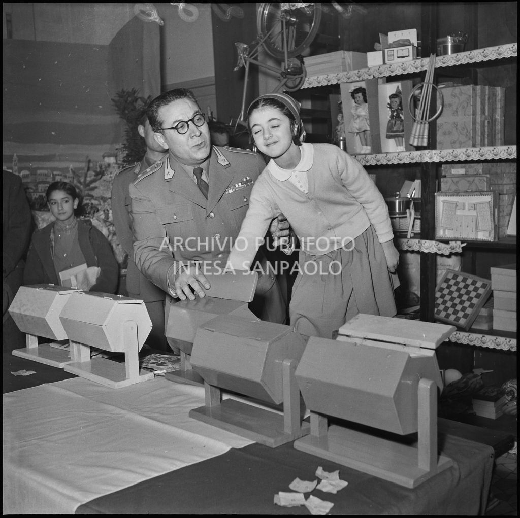 Estrazione dei regali per i figli dei finanzieri nella caserma della Guardia di Finanza di via Melchiorre Gioia a Milano<br>240286