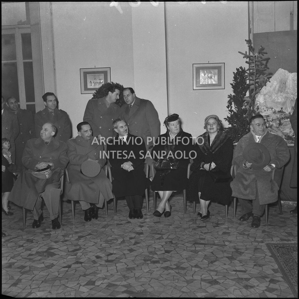 Il ministro delle Finanze Roberto Tremelloni (terzo da sinistra) presenzia alla consegna dei regali ai figli dei finanzieri nella caserma della Guardia di Finanza di via Melchiorre Gioia a Milano<br>240287