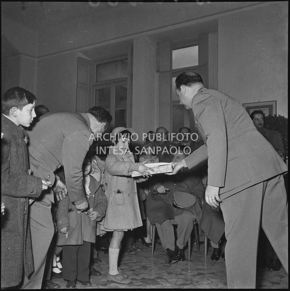 Consegna di un regalo alla figlia di un finanziere nella caserma della Guardia di Finanza di via Melchiorre Gioia a Milano<br>240288