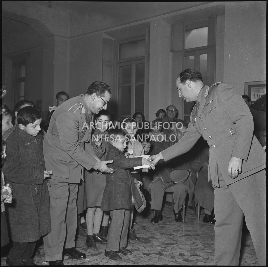 Consegna di un regalo al figlio di un finanziere nella caserma della Guardia di Finanza di via Melchiorre Gioia a Milano<br>240289