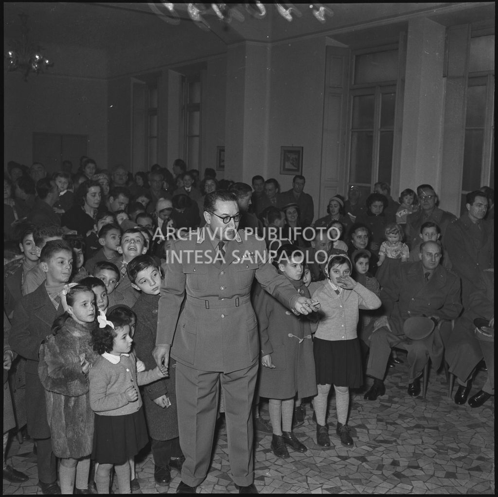 Figli dei finanzieri in attesa di ricevere i regali nella caserma della Guardia di Finanza di via Melchiorre Gioia a Milano<br>240290