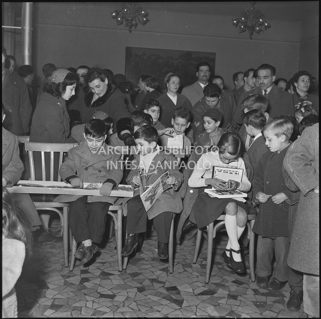 I figli dei finanzieri si divertono con i regali appena ricevuti nella caserma della Guardia di Finanza di via Melchiorre Gioia a Milano<br>240292