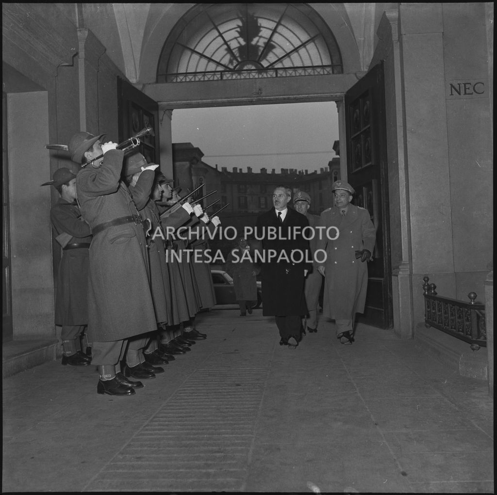 Arrivo del ministro delle Finanze Roberto Tremelloni alla caserma della Guardia di Finanza di via Melchiorre Gioia a Milano per la consegna dei regali ai figli dei finanzieri<br>240293