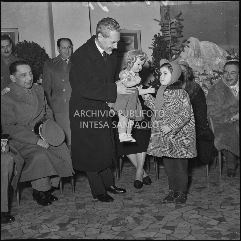 Il ministro delle Finanze Roberto Tremelloni consegna un regalo alla figlia di un finanziere nella caserma della Guardia di Finanza di via Melchiorre Gioia a Milano<br>240296