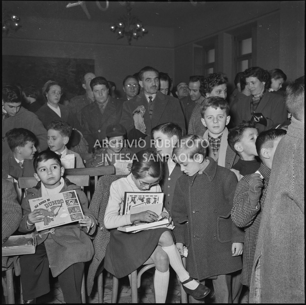 I figli dei finanzieri si divertono con i regali appena ricevuti nella caserma della Guardia di Finanza di via Melchiorre Gioia a Milano<br>240297