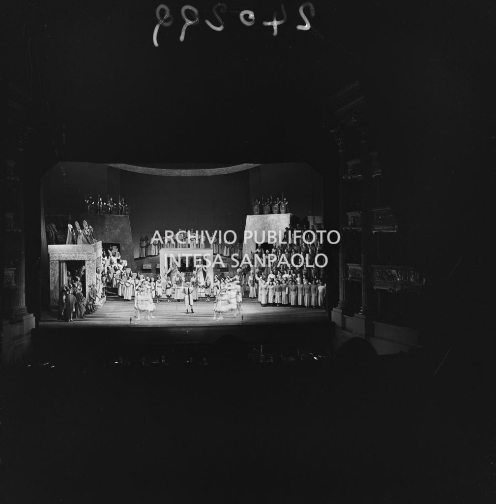 Un momento della prima rappresentazione mondiale dell'opera "David" di Darius Milhaud, diretta da Nino Sonzogno, con la regia di Margherita Wallmann, per la stagione lirica 1954-1955 del Teatro alla Scala di Milano<br>240299