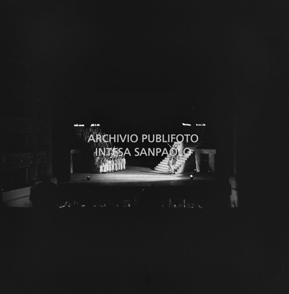 Un momento della prima rappresentazione mondiale dell'opera "David" di Darius Milhaud, diretta da Nino Sonzogno, con la regia di Margherita Wallmann, per la stagione lirica 1954-1955 del Teatro alla Scala di Milano<br>240300