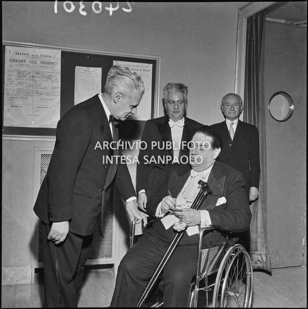 Il soprintendente al Teatro alla scala Antonio Ghiringhelli (a sinistra) in compagnia del compositore Darius Milhaud (a destra) in occasione della  prima rappresentazione mondiale della sua opera "David", diretta da Nino Sonzogno, con la regia di Margherita Wallmann, per la stagione lirica 1954-1955 del Teatro alla Scala di Milano<br>240301