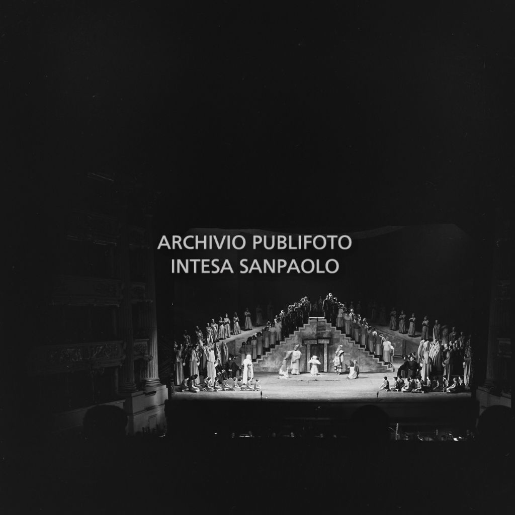 Un momento della prima rappresentazione mondiale dell'opera "David" di Darius Milhaud, diretta da Nino Sonzogno, con la regia di Margherita Wallmann, per la stagione lirica 1954-1955 del Teatro alla Scala di Milano<br>240302