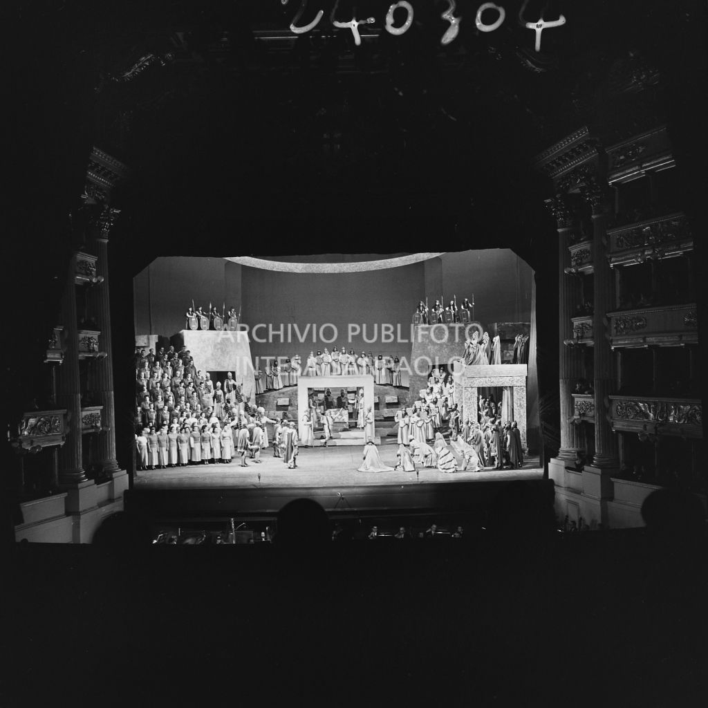 Un momento della prima rappresentazione mondiale dell'opera "David" di Darius Milhaud, diretta da Nino Sonzogno, con la regia di Margherita Wallmann, per la stagione lirica 1954-1955 del Teatro alla Scala di Milano<br>240304