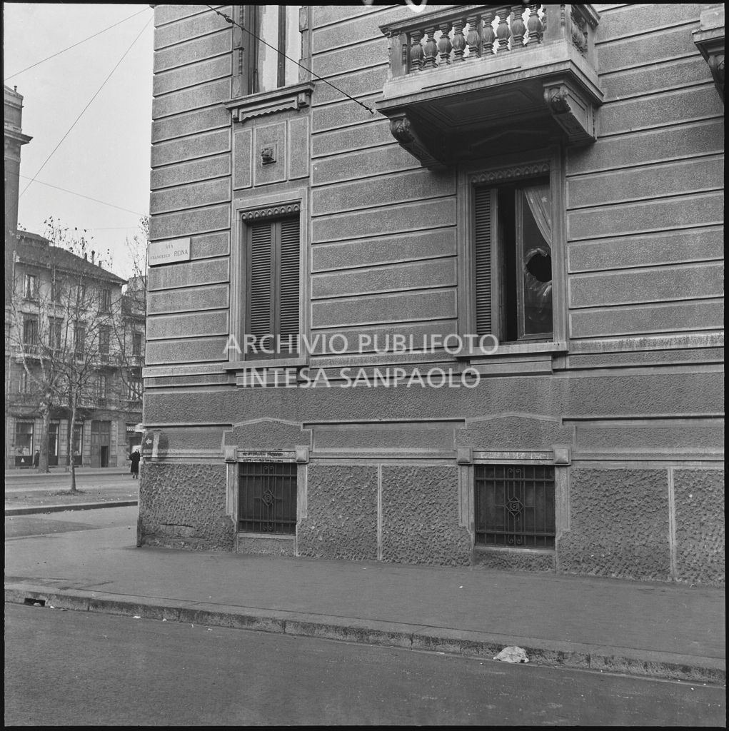 Finestra rotta di una casa all'angolo tra via Francesco Reina e viale Campania a Milano a seguito di un furto<br>240355