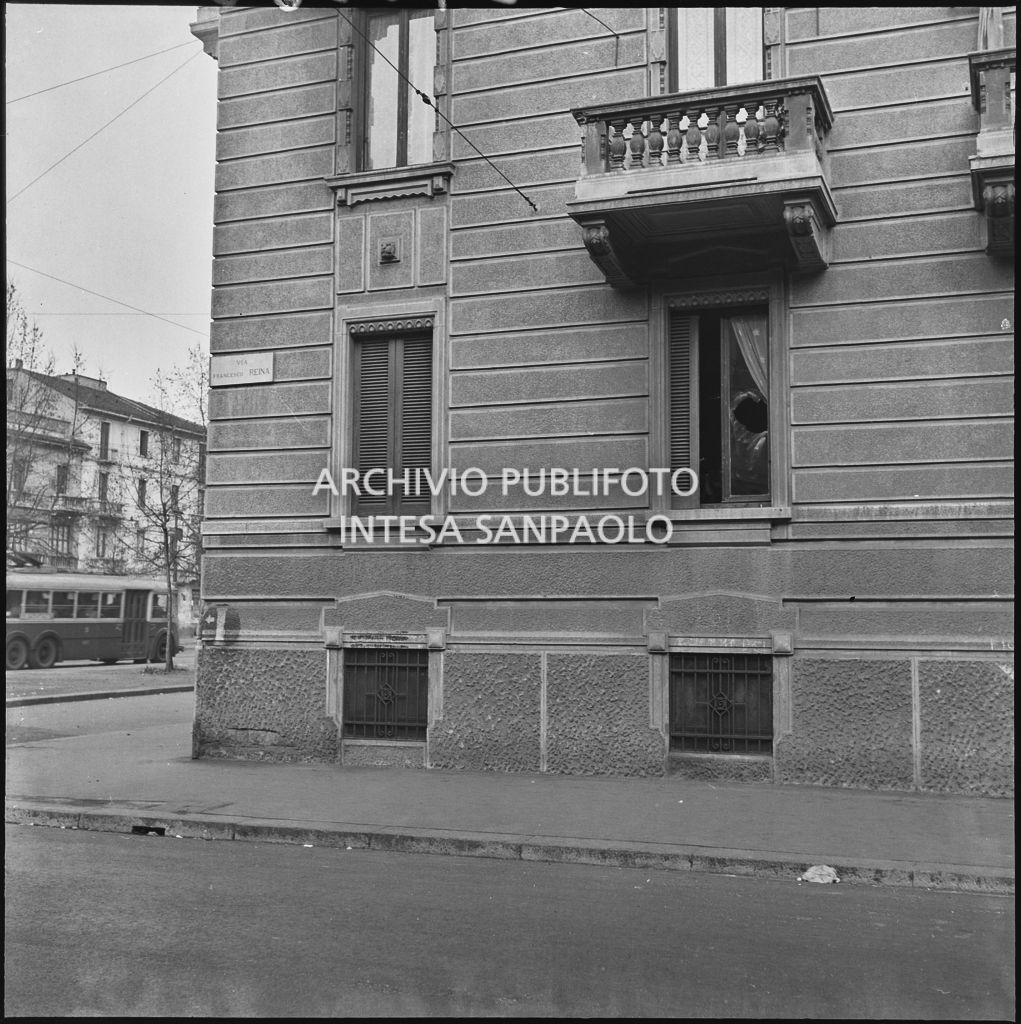 Finestra rotta di una casa all'angolo tra via Francesco Reina e viale Campania a Milano a seguito di un furto<br>240356