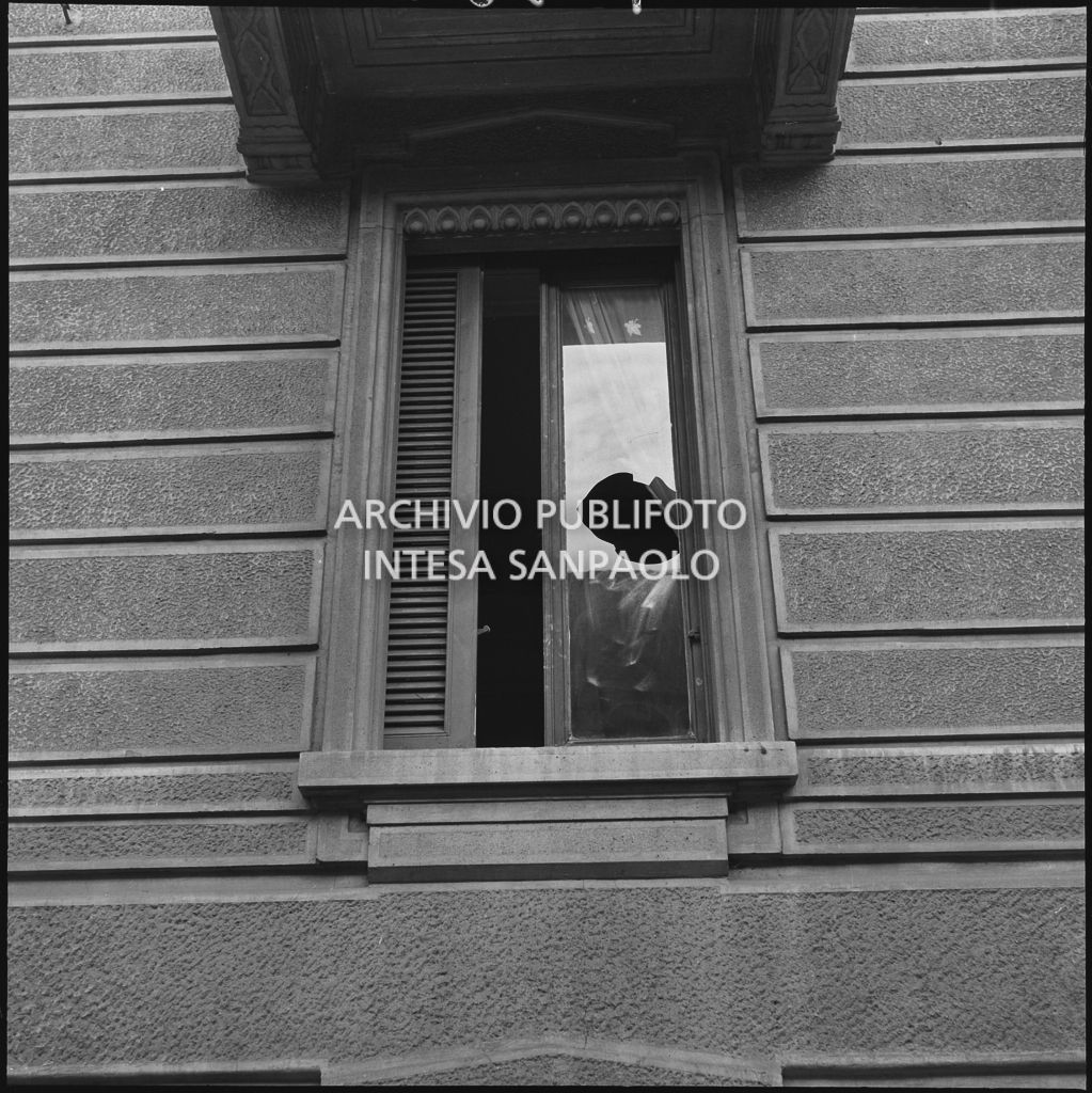 Finestra rotta di una casa all'angolo tra via Francesco Reina e viale Campania a Milano a seguito di un furto<br>240357