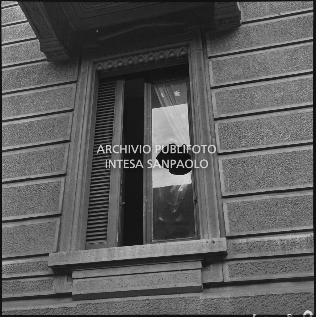 Finestra rotta di una casa all'angolo tra via Francesco Reina e viale Campania a Milano a seguito di un furto<br>240358